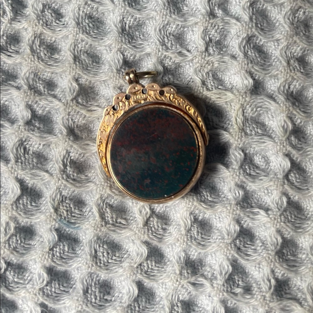 14k bloodstone/jasper turnstile pendant
